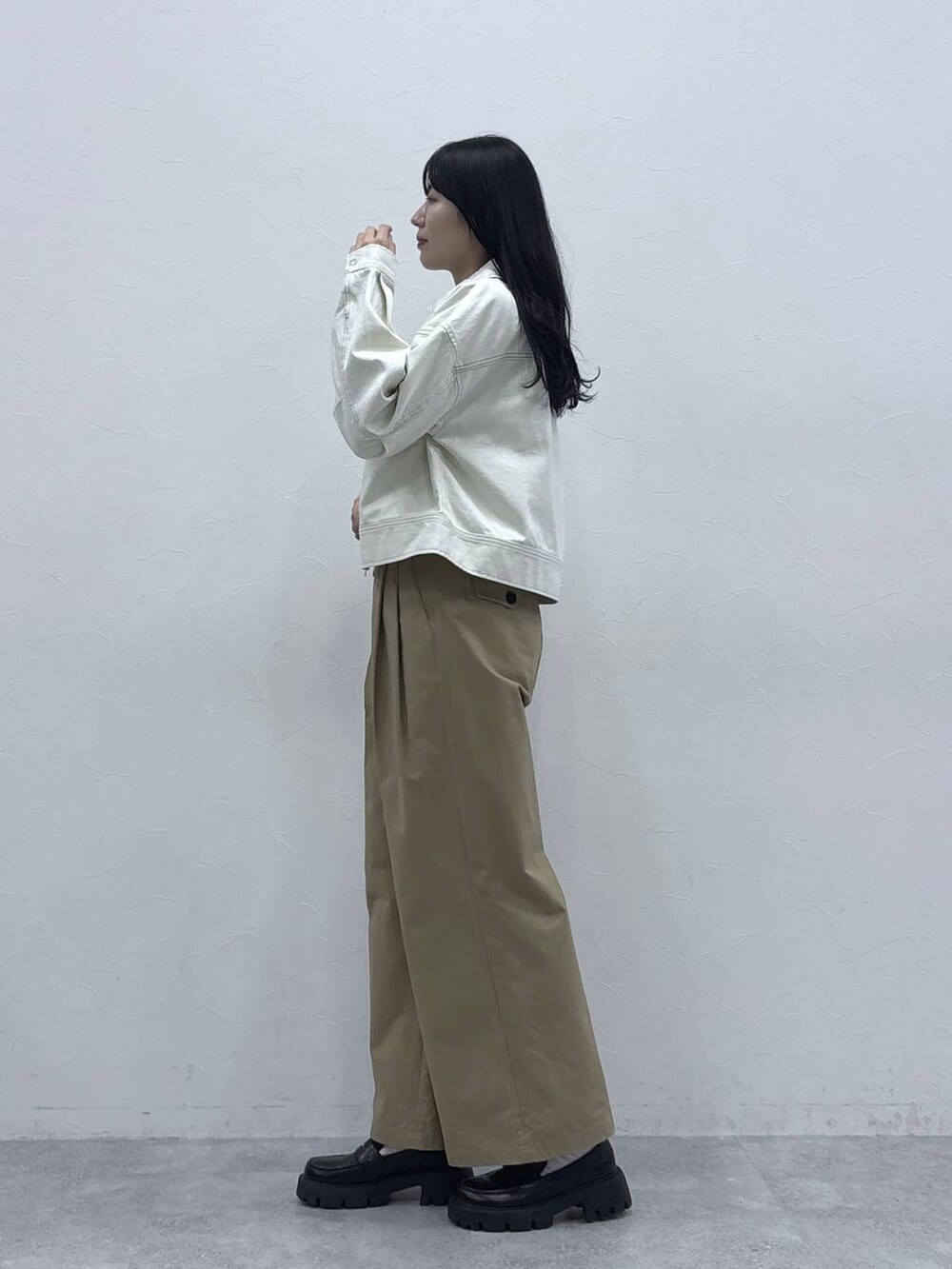 ブラック系のローファー、ホワイト系のシャツ/ブラウス、ベージュ系のチノパンツを着用したレディースの冬コーディネートの2枚目の写真