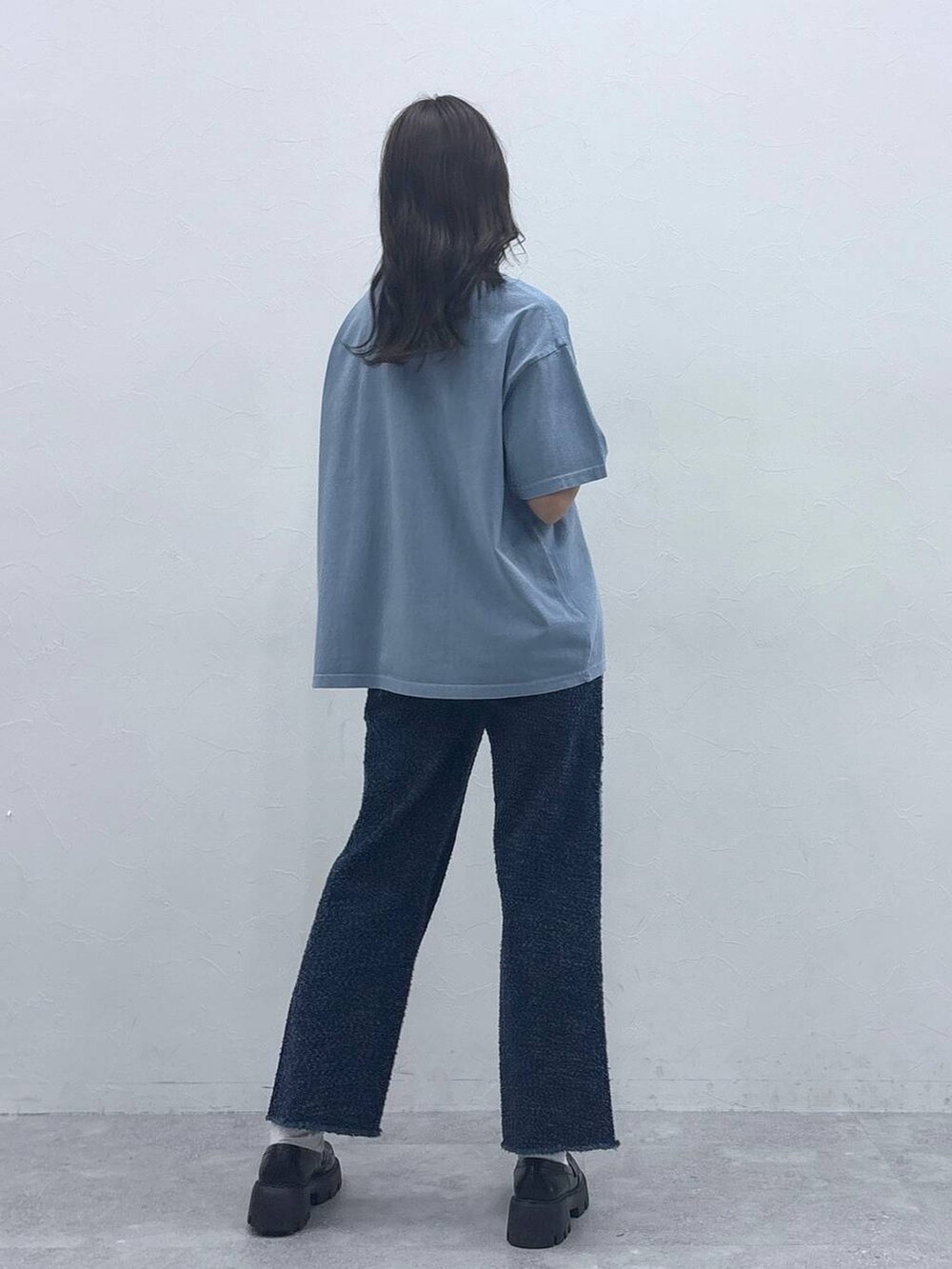 「高身長、女子ウケ、差し色コーデ、骨格ナチュラル、カジュアル、モノトーン、シンプルコーデ」｜「RAGEBLUEの抗菌・防臭/トラックソール厚底コインローファー（ローファー、ブラック系）」を使った、moemistyleさん（レディース・170cm）の春コーディネートの3枚目の写真