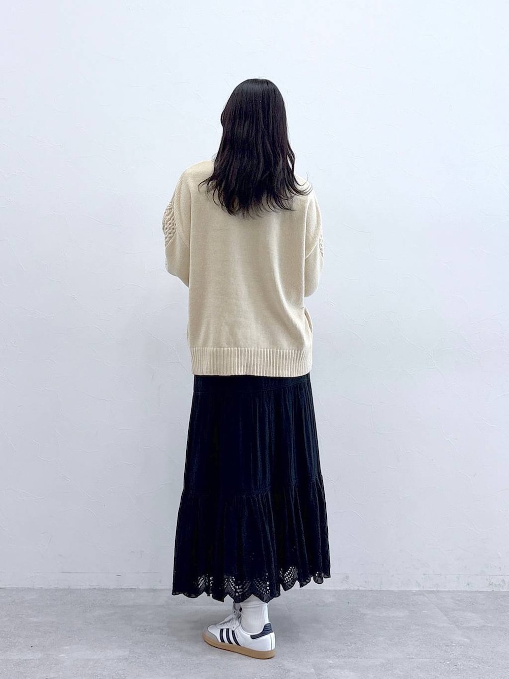 ホワイト系のTシャツ/カットソー、ブラック系のスカートを着用したレディースの秋コーディネートの2枚目の写真