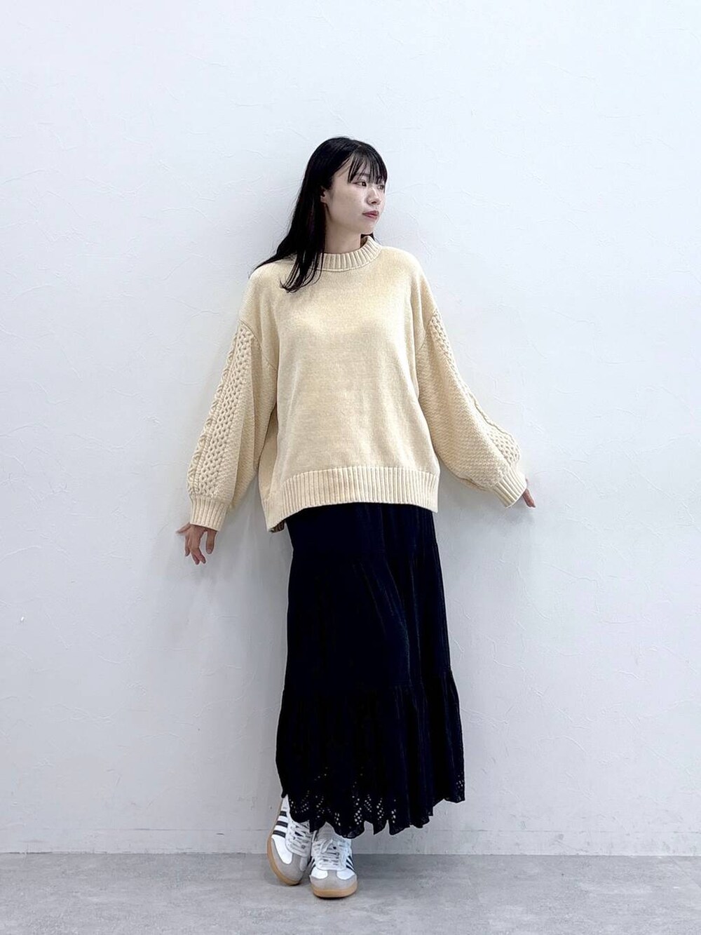 ホワイト系のTシャツ/カットソー、ブラック系のスカートを着用したレディースの秋コーディネートの6枚目の写真