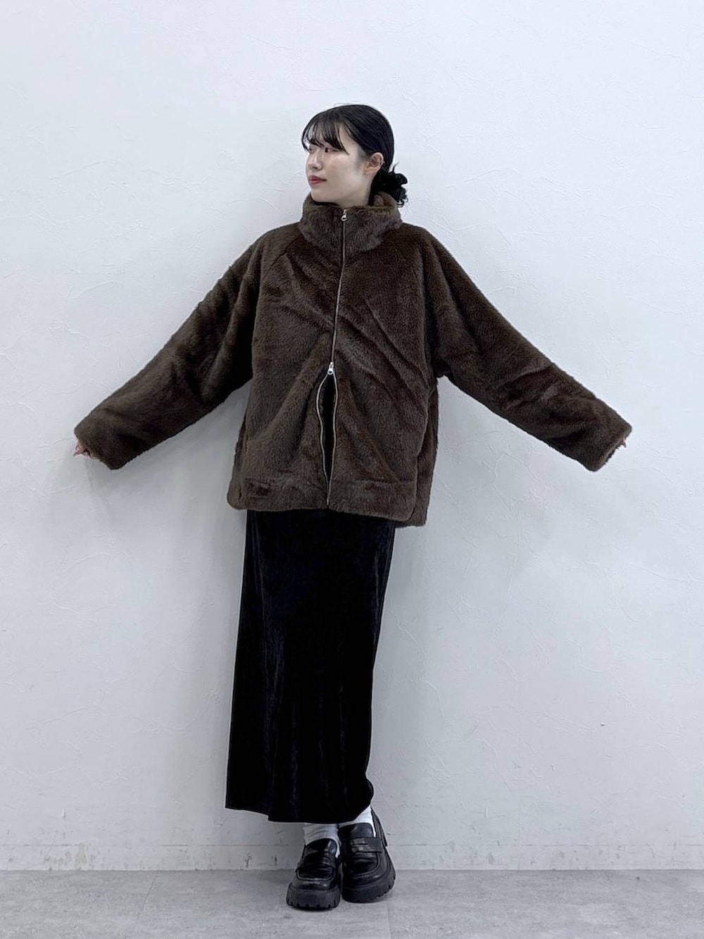 ブラック系のローファー、ブラウン系のブルゾン、ブラック系のスカートを着用したレディースの秋コーディネートの3枚目の写真