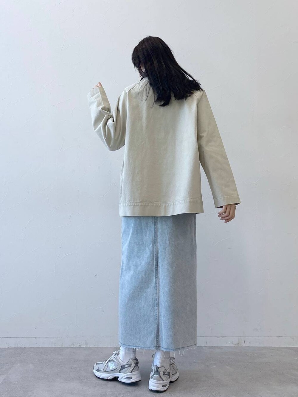 ブルー系のデニムスカートを着用したレディースの冬コーディネートの2枚目の写真