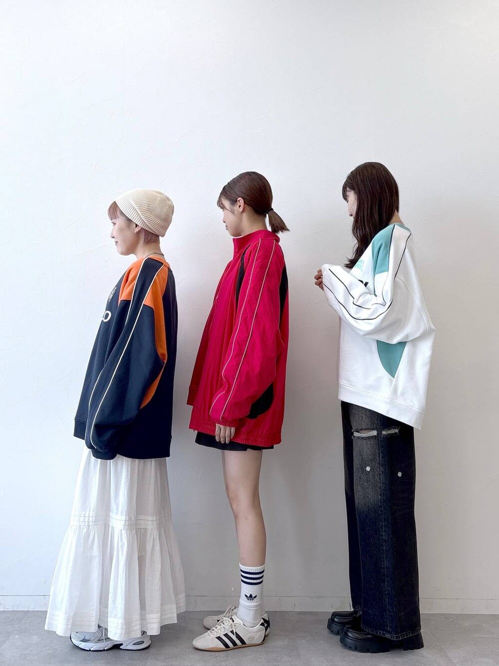 「高身長、女子ウケ、差し色コーデ、骨格ナチュラル、カジュアル、モノトーン、シンプルコーデ」｜「RAGEBLUEの＜セットアップ対応＞3size展開/フラワー刺繍ダメージワイドデニム（デニムパンツ、ブラック系）」を使った、moemistyleさん（レディース・170cm）の春コーディネートの2枚目の写真