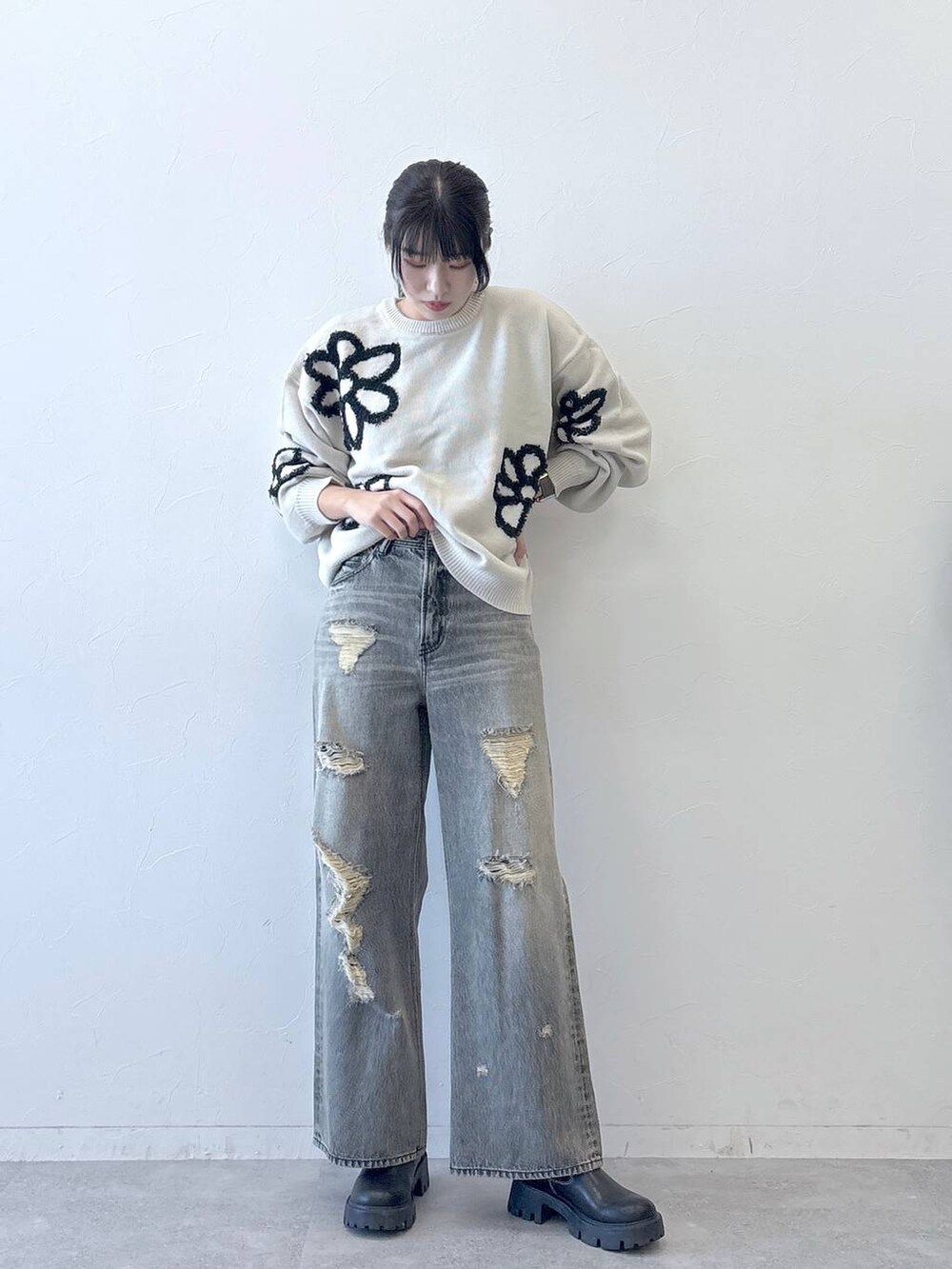 「高身長、女子ウケ、差し色コーデ、骨格ナチュラル、カジュアル、モノトーン、シンプルコーデ」｜「RAGEBLUEの抗菌・防臭/ボリュームソールステッチサイドゴアブーツ（ブーツ、ブラック系）」を使った、moemistyleさん（レディース・170cm）の冬コーディネートの3枚目の写真
