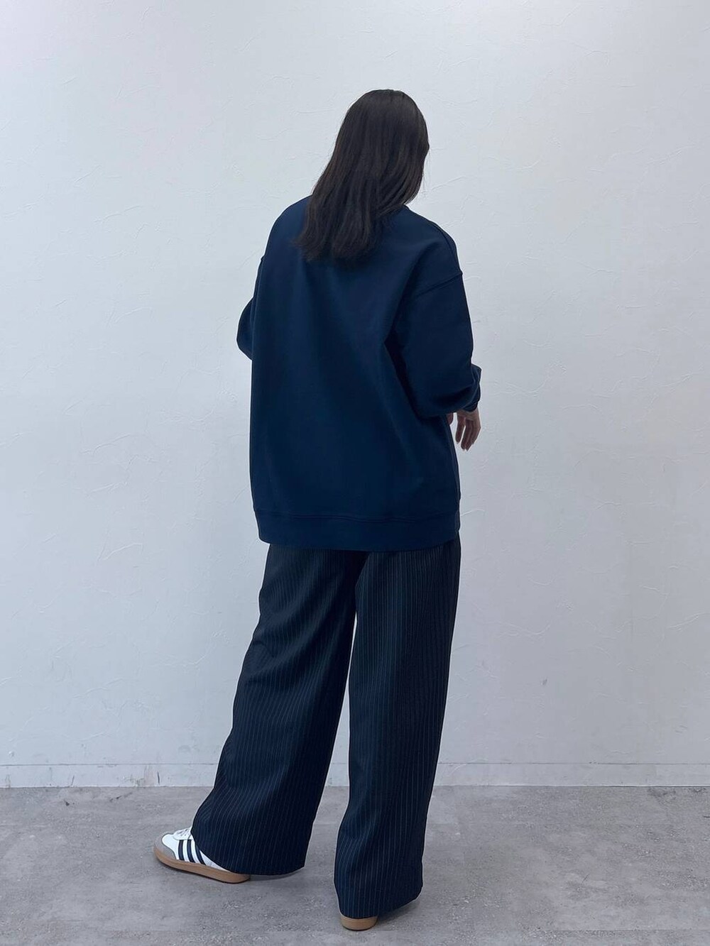 ブルー系のスラックス、ブルー系のスウェットを着用したレディースの冬コーディネートの2枚目の写真