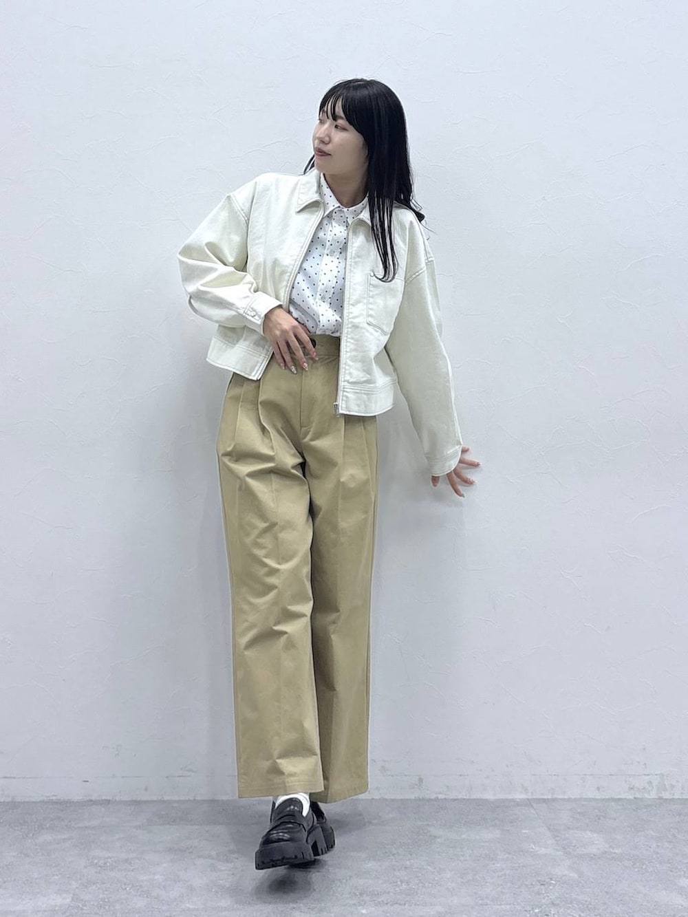 ブラック系のローファー、ホワイト系のシャツ/ブラウス、ベージュ系のチノパンツを着用したレディースの冬コーディネートの3枚目の写真