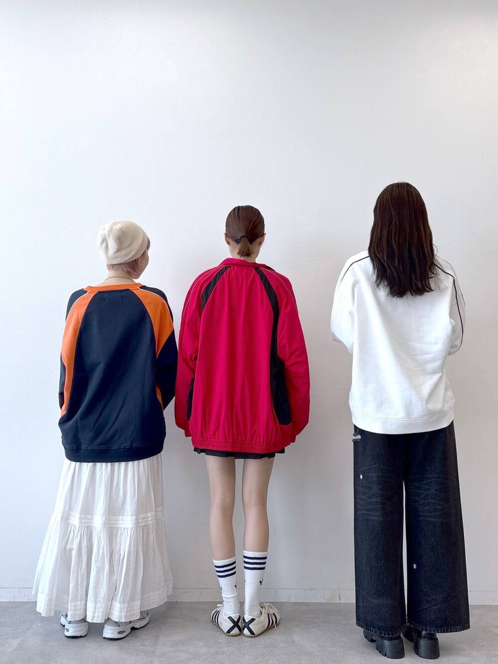 「高身長、女子ウケ、差し色コーデ、骨格ナチュラル、カジュアル、モノトーン、シンプルコーデ」｜「RAGEBLUEの＜セットアップ対応＞3size展開/フラワー刺繍ダメージワイドデニム（デニムパンツ、ブラック系）」を使った、moemistyleさん（レディース・170cm）の春コーディネートの4枚目の写真