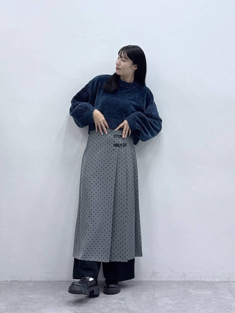 ブルー系のニット/セーター、ブラック系のローファー、ブラック系のチノパンツを着用したレディースの冬コーディネートの3枚目の写真