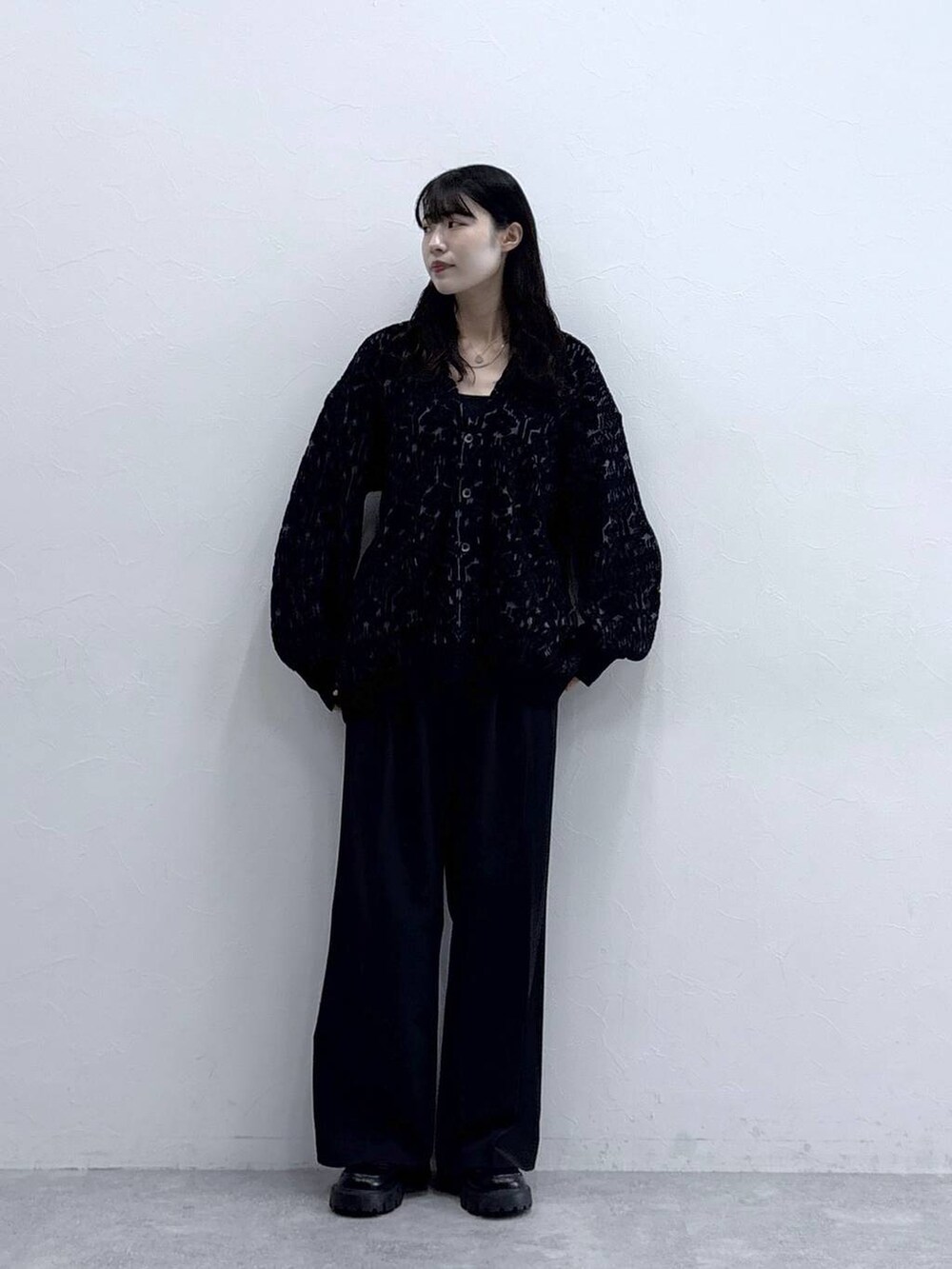 ブラック系のローファー、ブラック系のスラックス、ブラック系のカーディガン/ボレロを着用したレディースの秋コーディネートの5枚目の写真