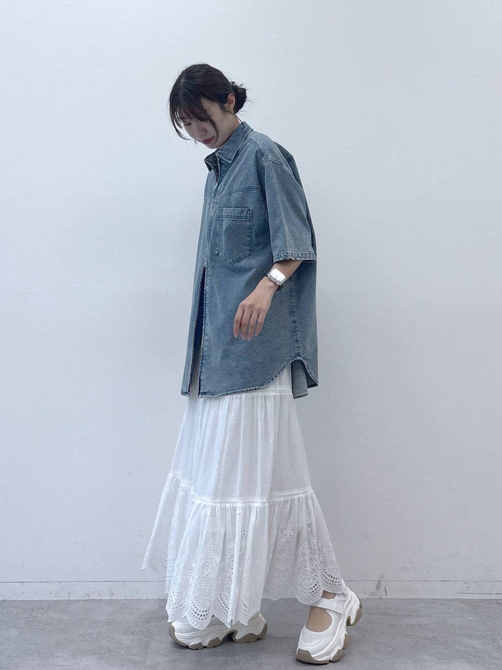 ホワイト系のサンダル、ブルー系のシャツ/ブラウス、ホワイト系のスカートを着用したレディースの春コーディネートの2枚目の写真