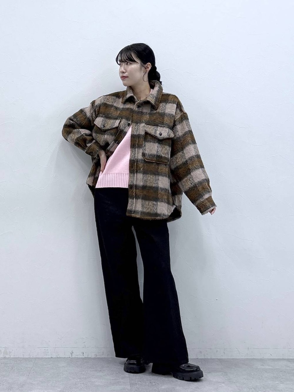 ブラック系のデニムパンツ、ブラック系のローファー、ピンク系のブルゾンを着用したレディースの秋コーディネートの5枚目の写真