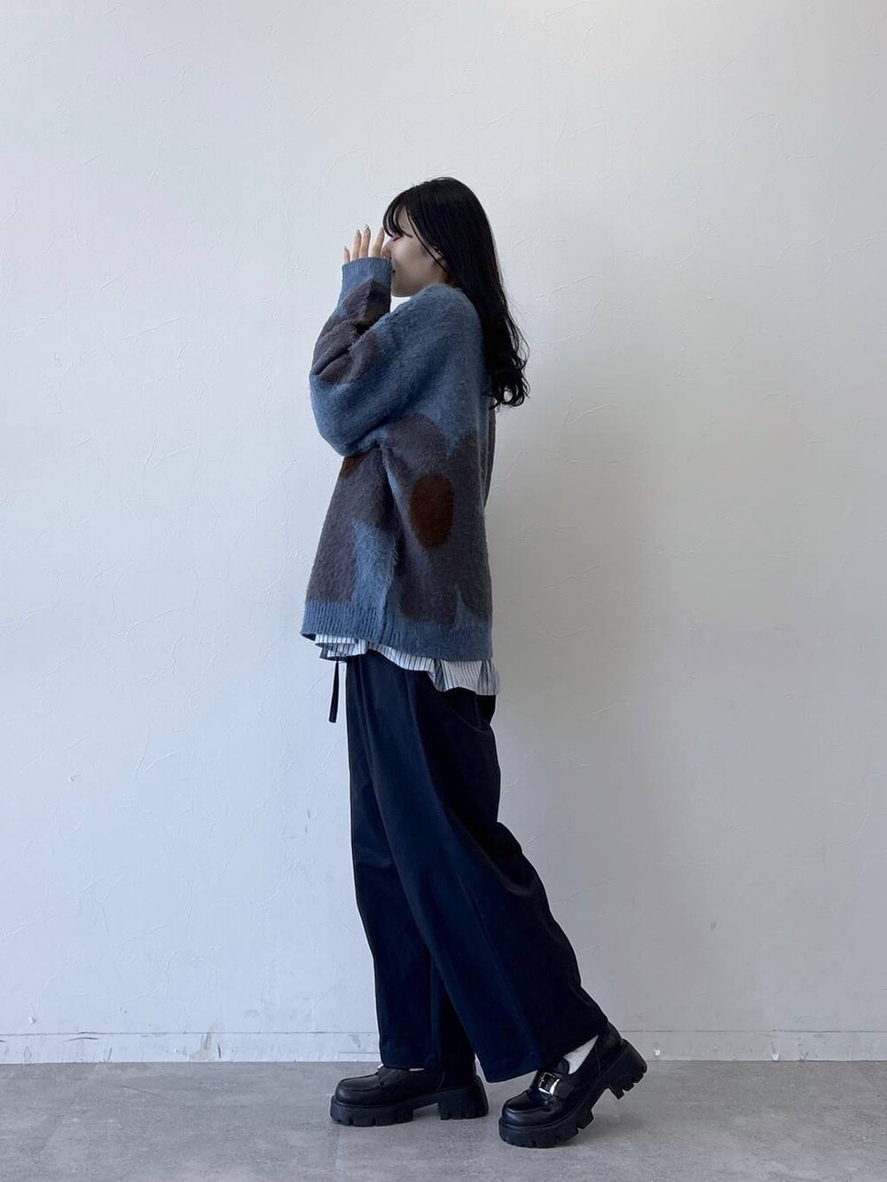 その他のローファー、ブルー系のニット/セーター、ブルー系のチノパンツを着用したレディースの秋コーディネートの2枚目の写真