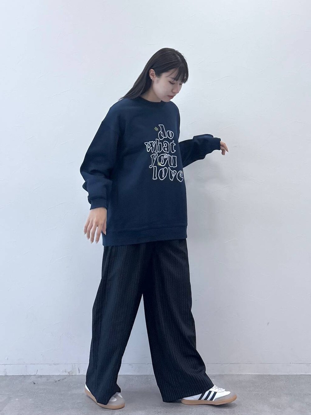 ブルー系のスラックス、ブルー系のスウェットを着用したレディースの冬コーディネートの3枚目の写真