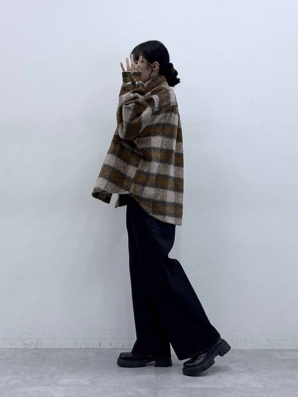 ブラック系のデニムパンツ、ブラック系のローファー、ピンク系のブルゾンを着用したレディースの秋コーディネートの2枚目の写真