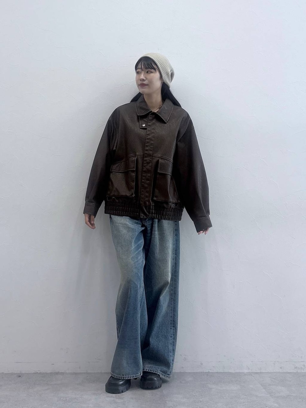 ブラック系のローファー、ブルー系のデニムパンツ、ブラウン系のブルゾンを着用したレディースの秋コーディネートの6枚目の写真