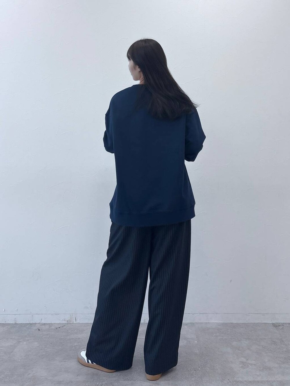 ブルー系のスラックス、ブルー系のスウェットを着用したレディースの冬コーディネートの7枚目の写真