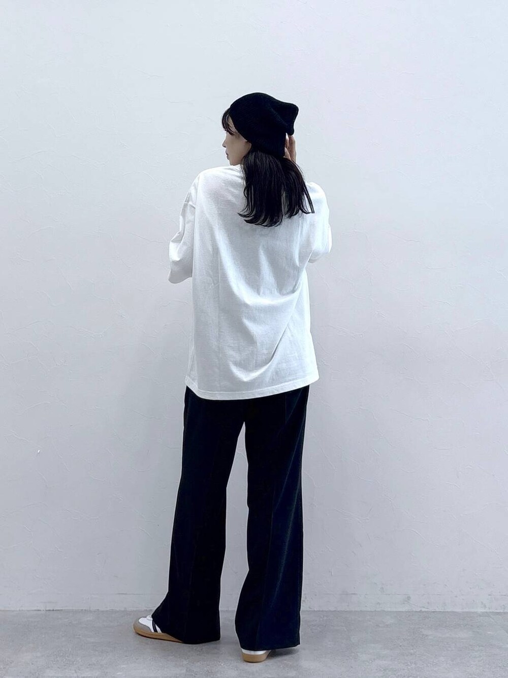 ブラック系のスラックス、ホワイト系のTシャツ/カットソー、ブラック系のニットキャップ/ビーニーを着用したレディースの夏コーディネートの6枚目の写真