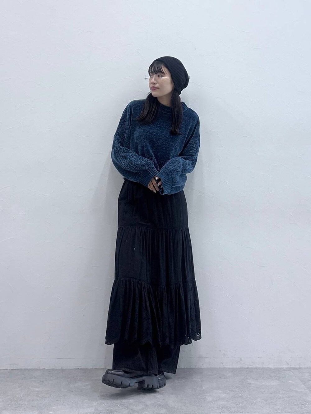 ブルー系のニット/セーター、ブラック系のデニムパンツ、ブラック系のローファーを着用したレディースの秋コーディネートの3枚目の写真