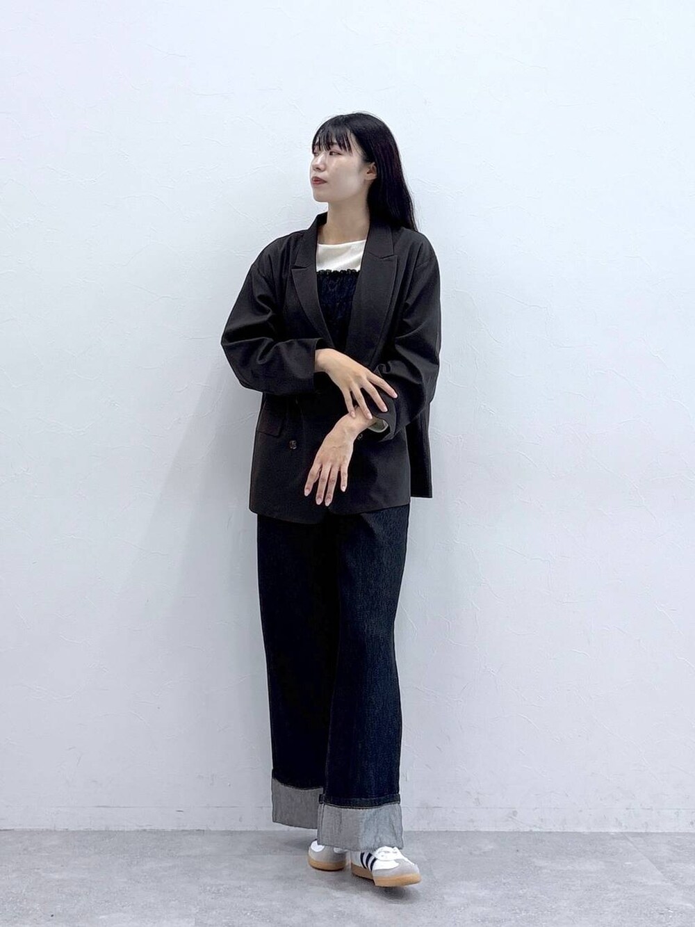 ブルー系のデニムパンツ、ホワイト系のTシャツ/カットソー、ブラウン系のテーラードジャケットを着用したレディースの秋コーディネートの5枚目の写真