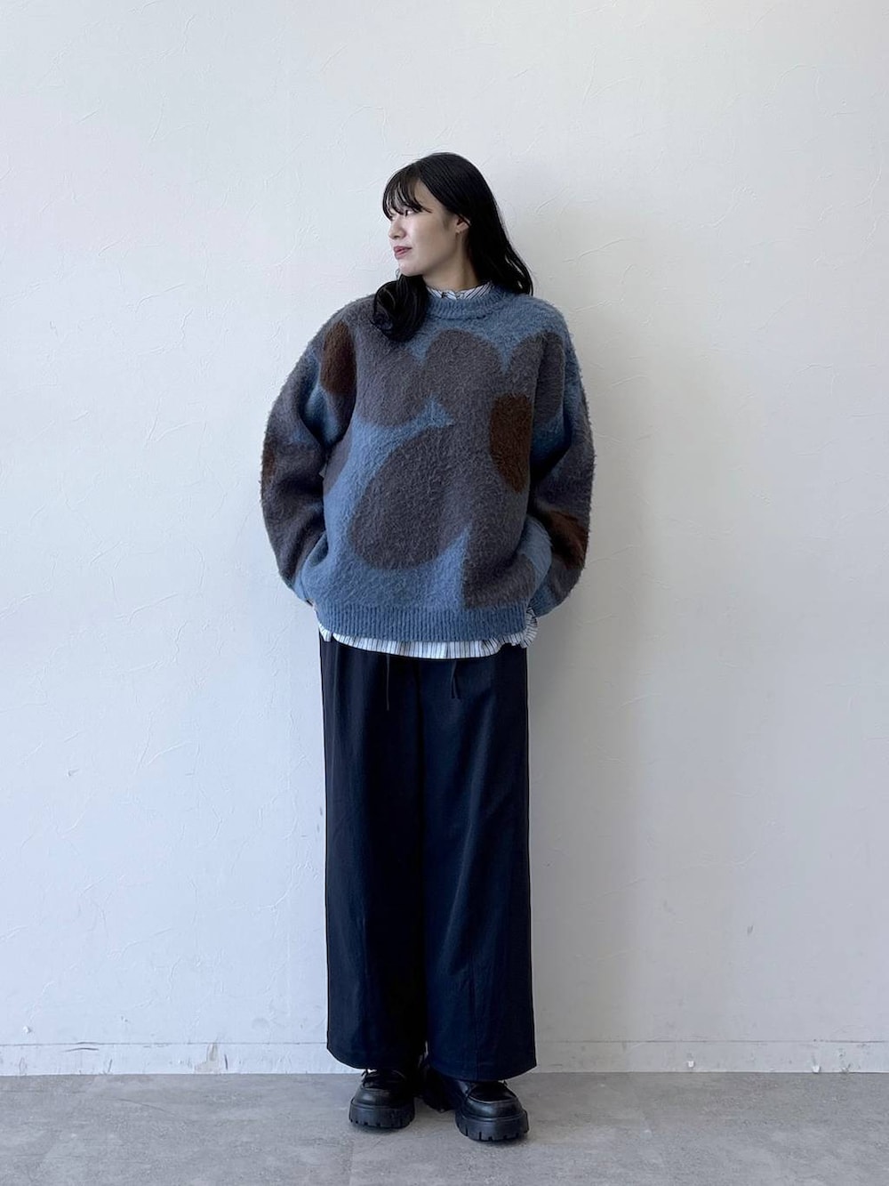 その他のローファー、ブルー系のニット/セーター、ブルー系のチノパンツを着用したレディースの秋コーディネートの5枚目の写真