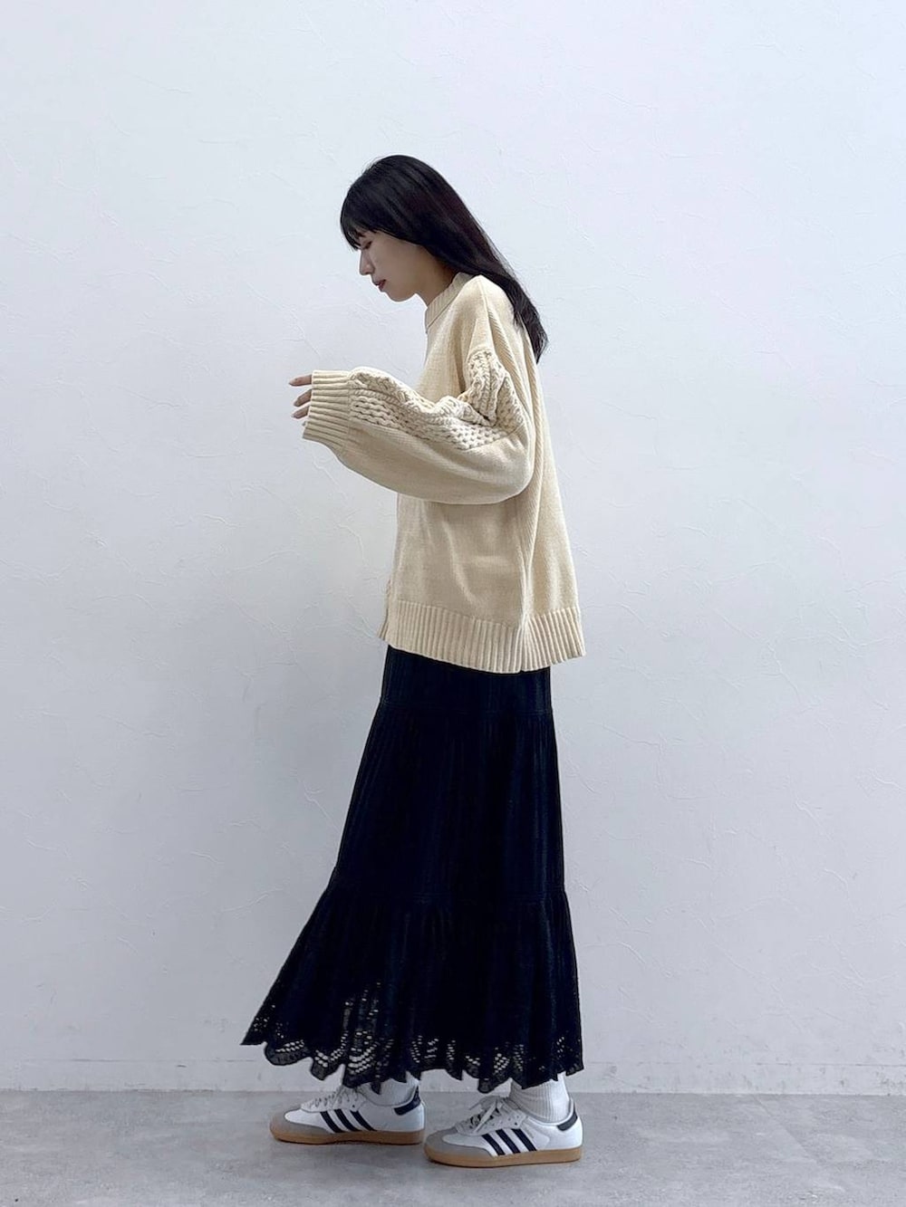 ホワイト系のTシャツ/カットソー、ブラック系のスカートを着用したレディースの秋コーディネートの3枚目の写真