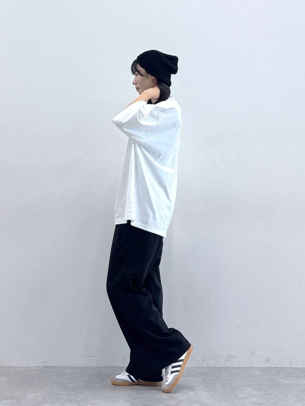 ブラック系のスラックス、ホワイト系のTシャツ/カットソー、ブラック系のニットキャップ/ビーニーを着用したレディースの夏コーディネートの8枚目の写真