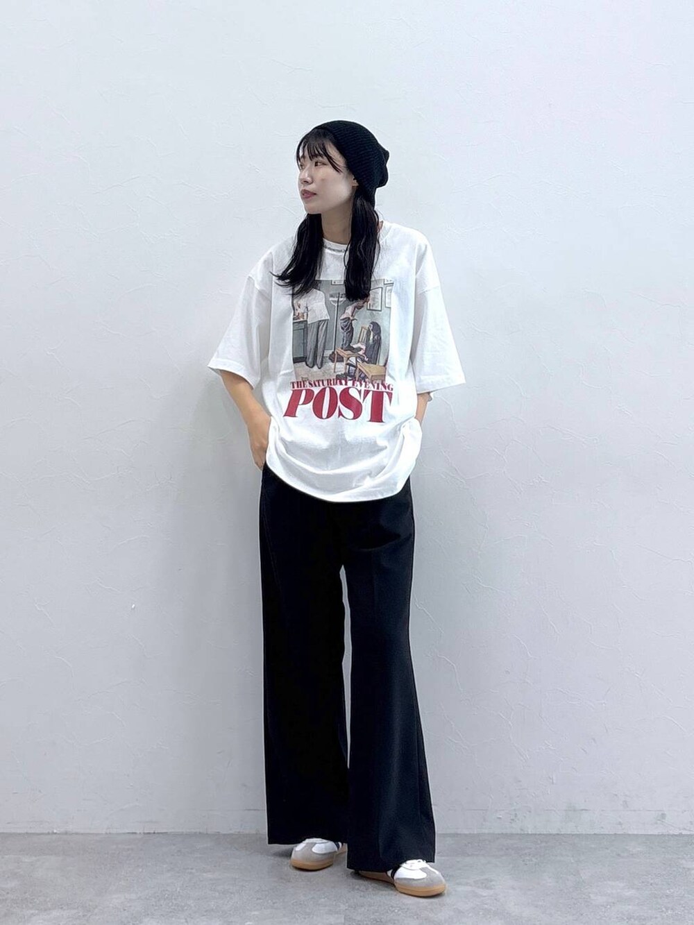 ブラック系のスラックス、ホワイト系のTシャツ/カットソー、ブラック系のニットキャップ/ビーニーを着用したレディースの夏コーディネートの9枚目の写真
