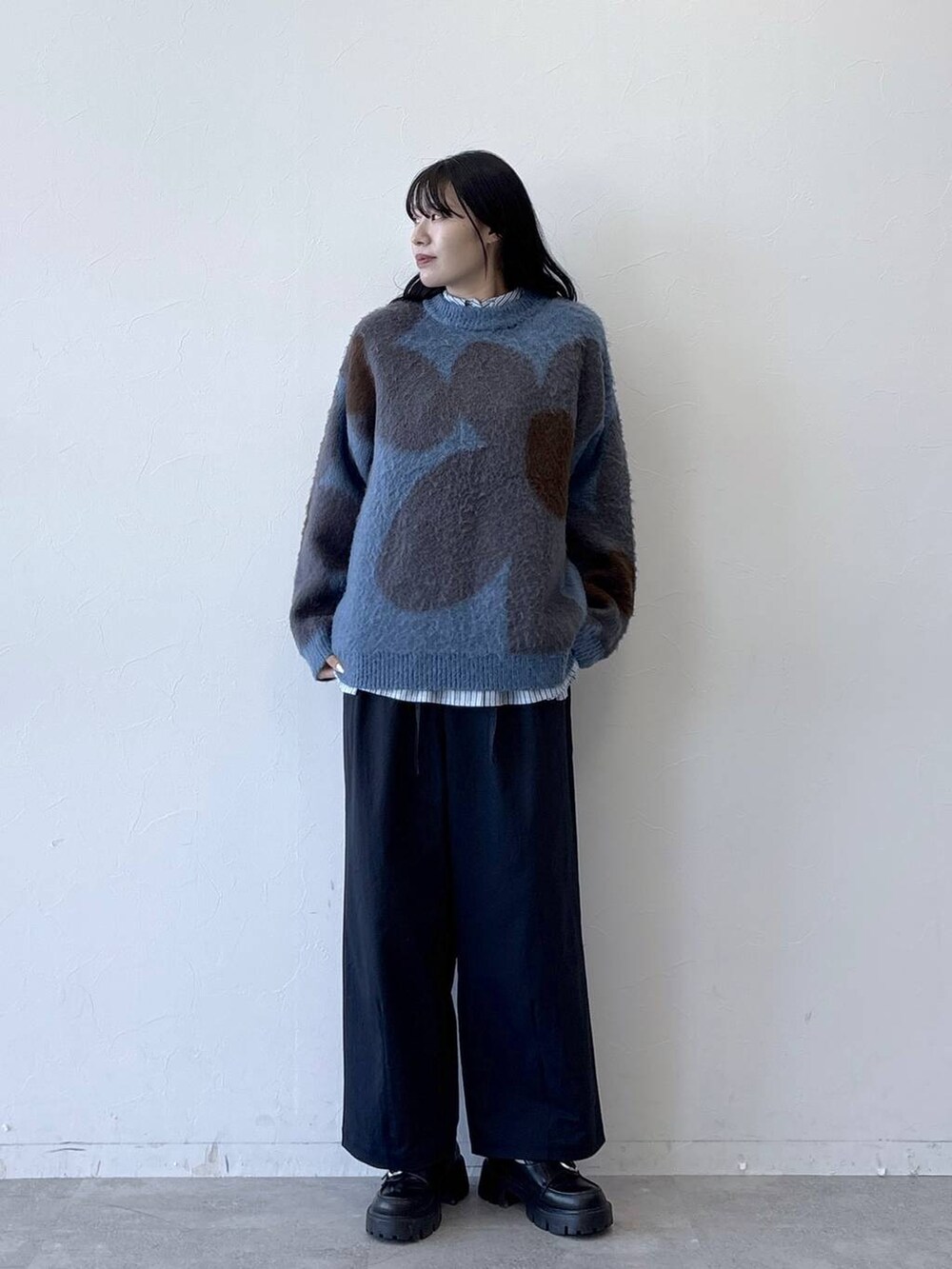 その他のローファー、ブルー系のニット/セーター、ブルー系のチノパンツを着用したレディースの秋コーディネートの3枚目の写真