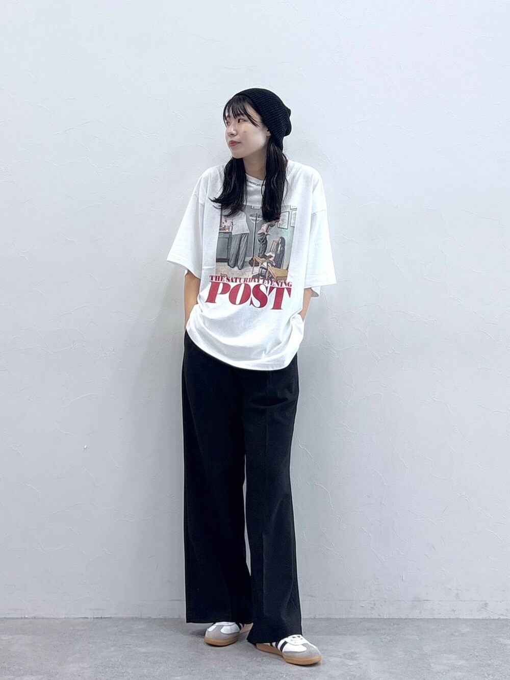 ブラック系のスラックス、ホワイト系のTシャツ/カットソー、ブラック系のニットキャップ/ビーニーを着用したレディースの夏コーディネートの4枚目の写真