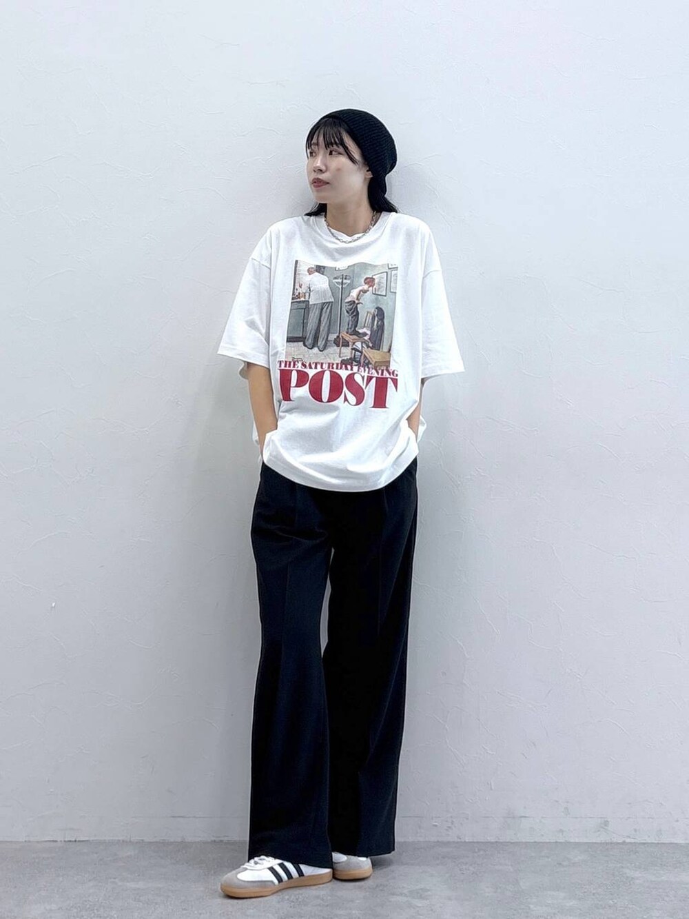 ブラック系のスラックス、ホワイト系のTシャツ/カットソー、ブラック系のニットキャップ/ビーニーを着用したレディースの夏コーディネートの7枚目の写真