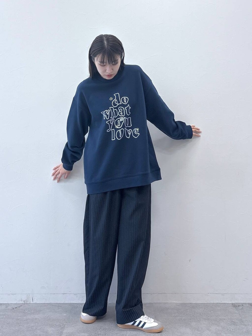 ブルー系のスラックス、ブルー系のスウェットを着用したレディースの冬コーディネートの4枚目の写真