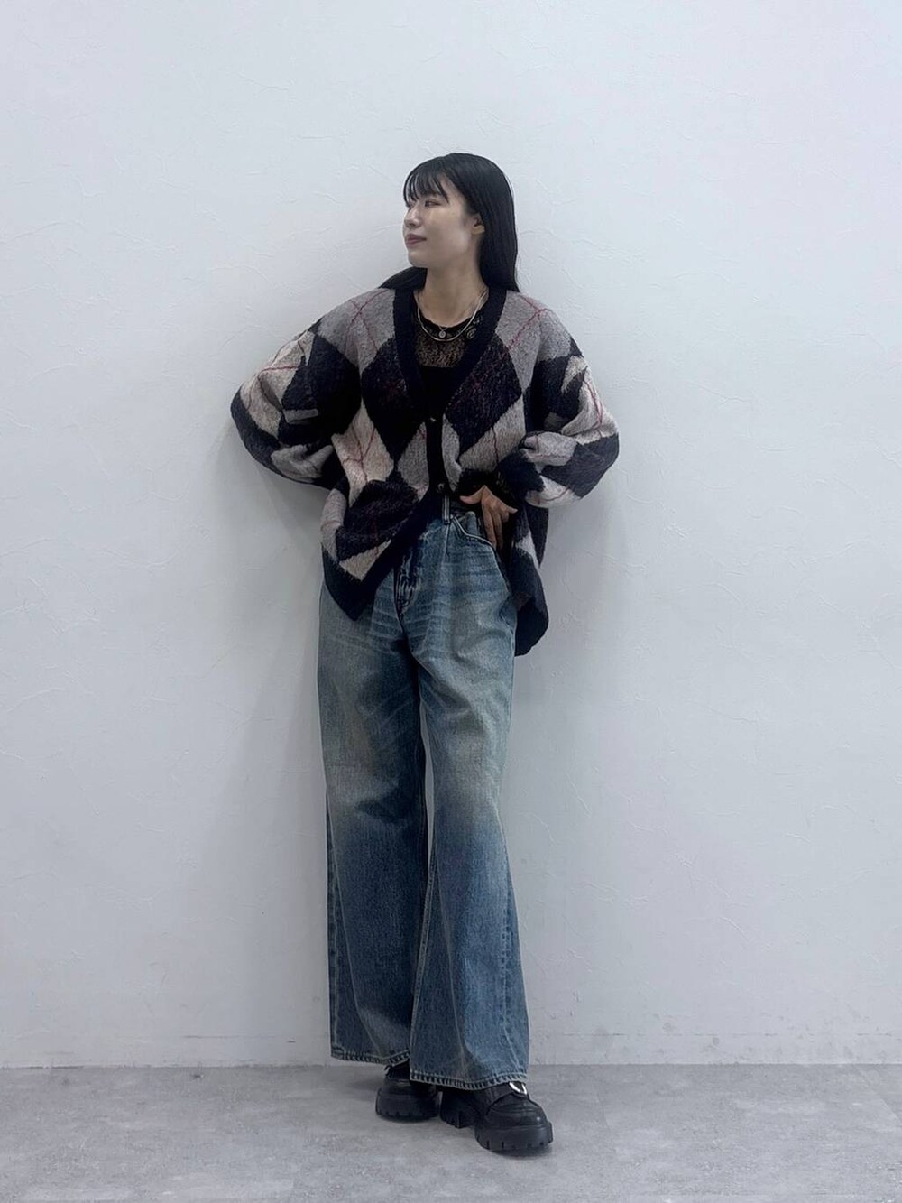 その他のローファー、ブルー系のデニムパンツ、ブルー系のカーディガン/ボレロを着用したレディースの秋コーディネートの5枚目の写真