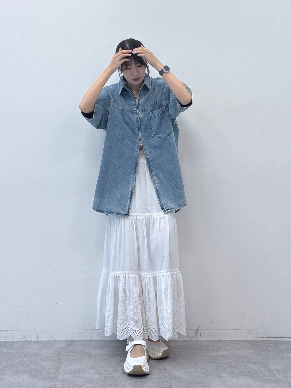 ホワイト系のサンダル、ブルー系のシャツ/ブラウス、ホワイト系のスカートを着用したレディースの春コーディネートの6枚目の写真