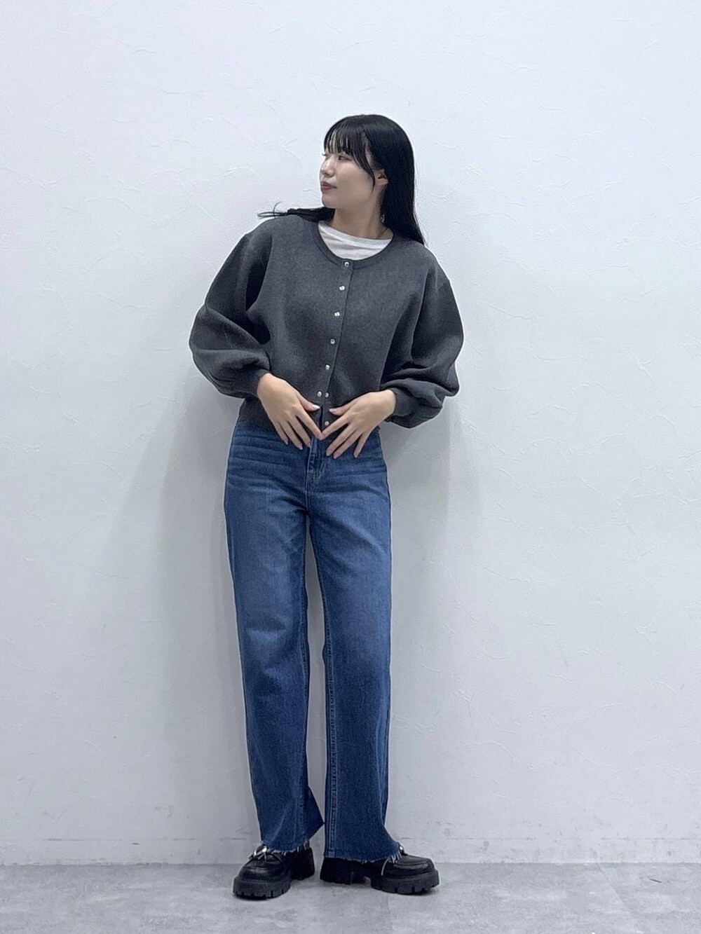 その他のローファー、ブルー系のデニムパンツ、グレー系のカーディガン/ボレロを着用したレディースの冬コーディネートの3枚目の写真