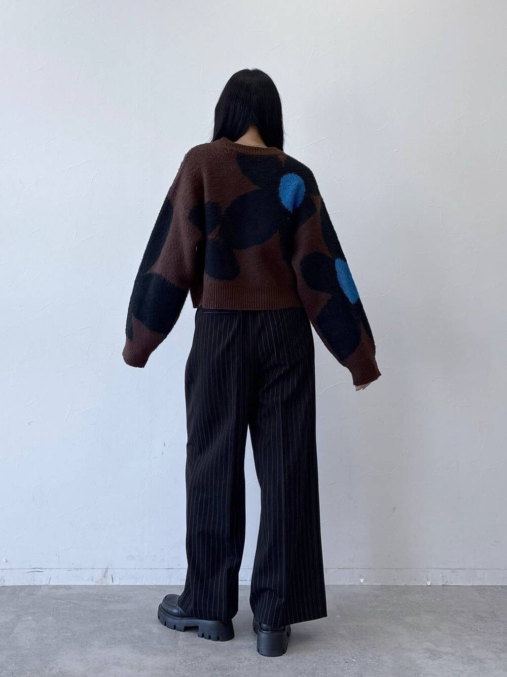 ブラック系のローファー、ブラウン系のニット/セーター、ブラック系のスラックスを着用したレディースの秋コーディネートの3枚目の写真