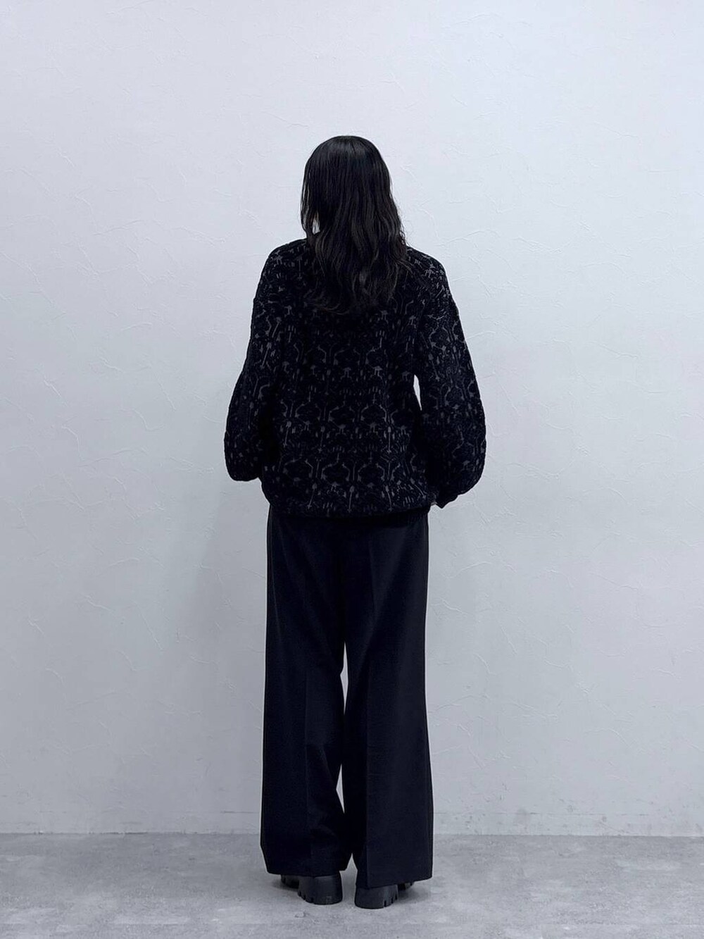 ブラック系のローファー、ブラック系のスラックス、ブラック系のカーディガン/ボレロを着用したレディースの秋コーディネートの4枚目の写真