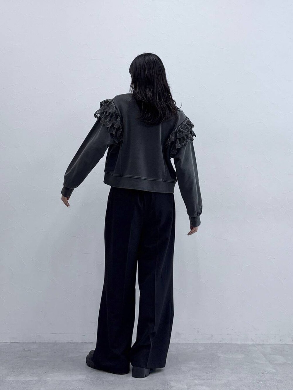 ブラック系のローファー、ブラック系のスラックス、ブラック系のスウェットを着用したレディースの秋コーディネートの2枚目の写真