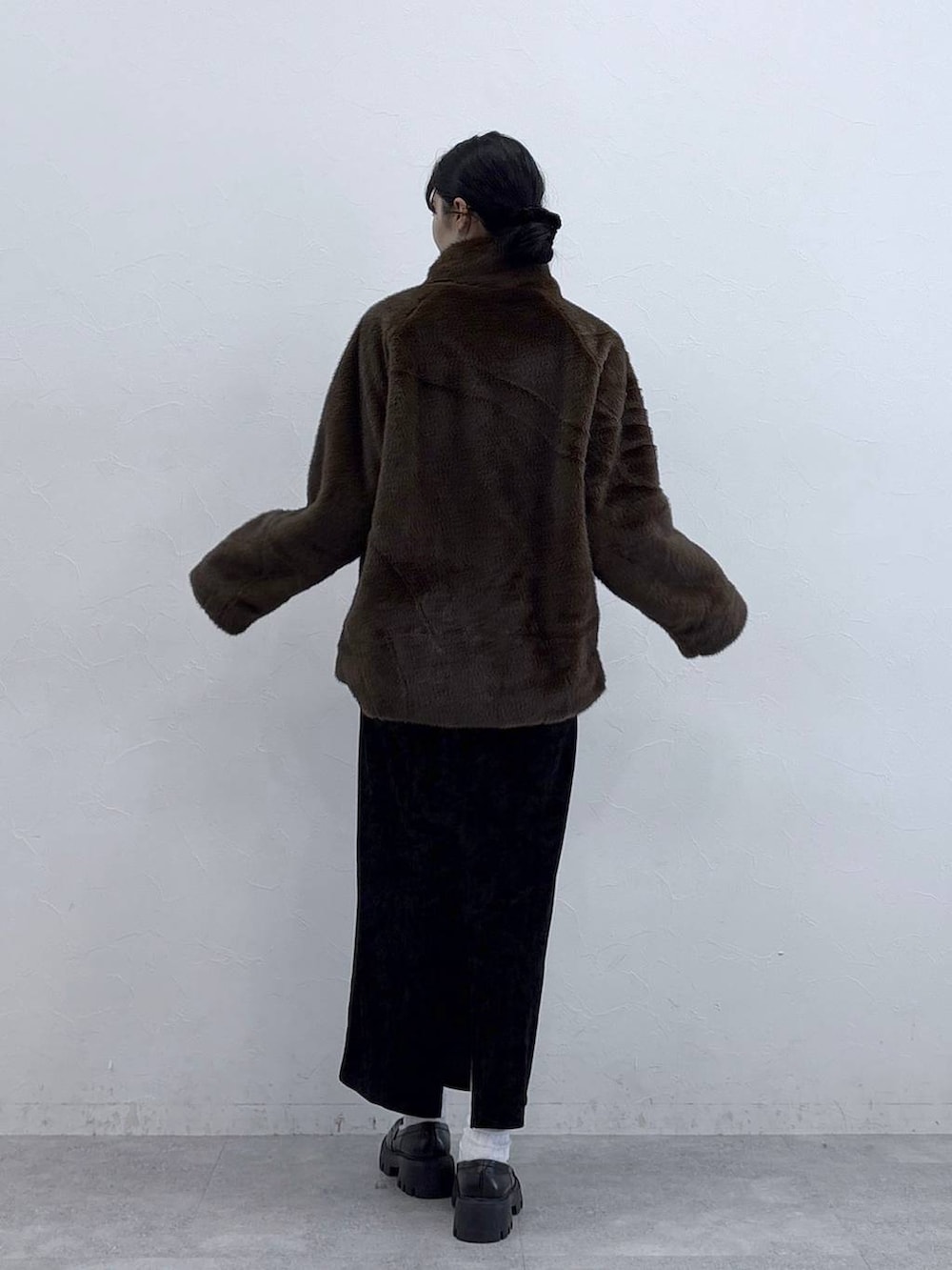 ブラック系のローファー、ブラウン系のブルゾン、ブラック系のスカートを着用したレディースの秋コーディネートの2枚目の写真