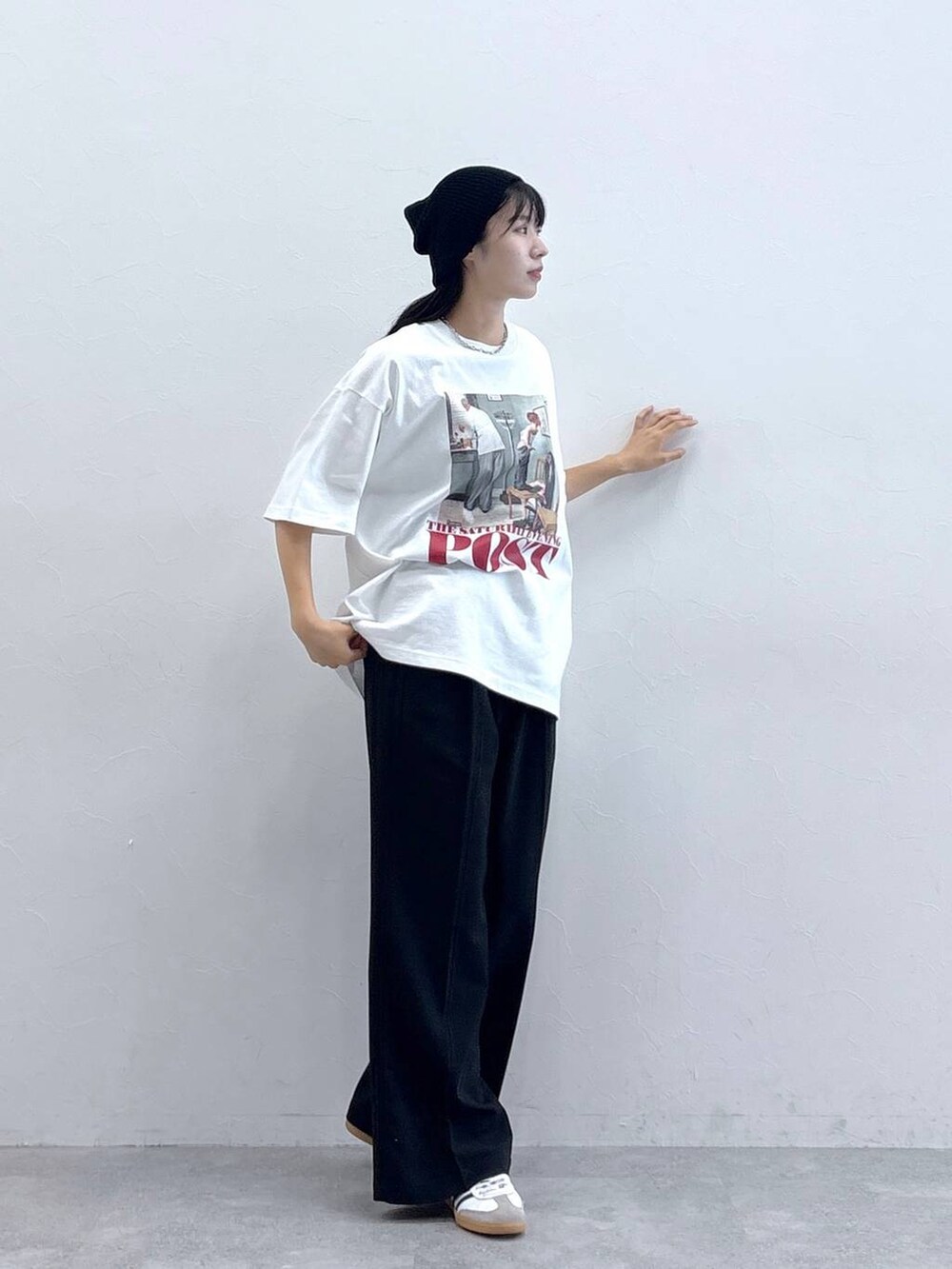 ブラック系のスラックス、ホワイト系のTシャツ/カットソー、ブラック系のニットキャップ/ビーニーを着用したレディースの夏コーディネートの5枚目の写真