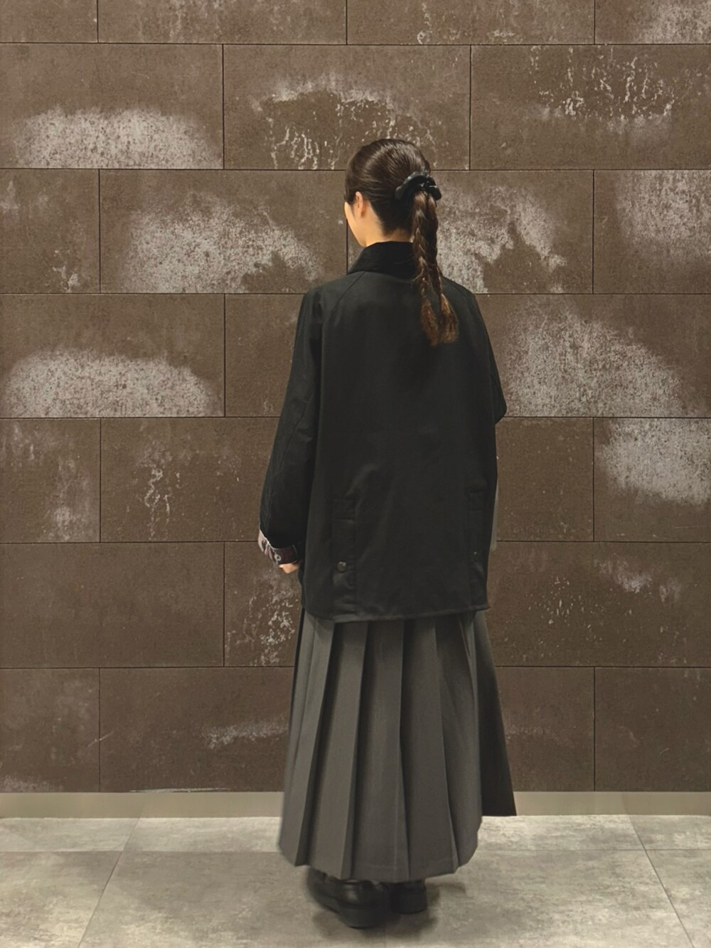 ブラック系のその他アウター、グレー系のトートバッグ、グレー系のスカートを着用したレディースの秋コーディネートの2枚目の写真