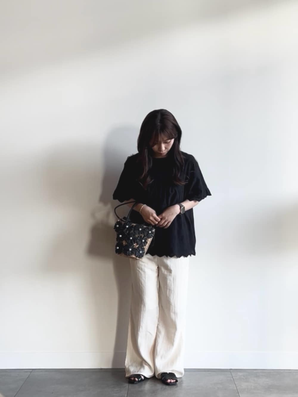 ブラック系のサンダル、ホワイト系のその他パンツ、ブラック系のシャツ/ブラウスを着用したレディースの夏コーディネートの2枚目の写真