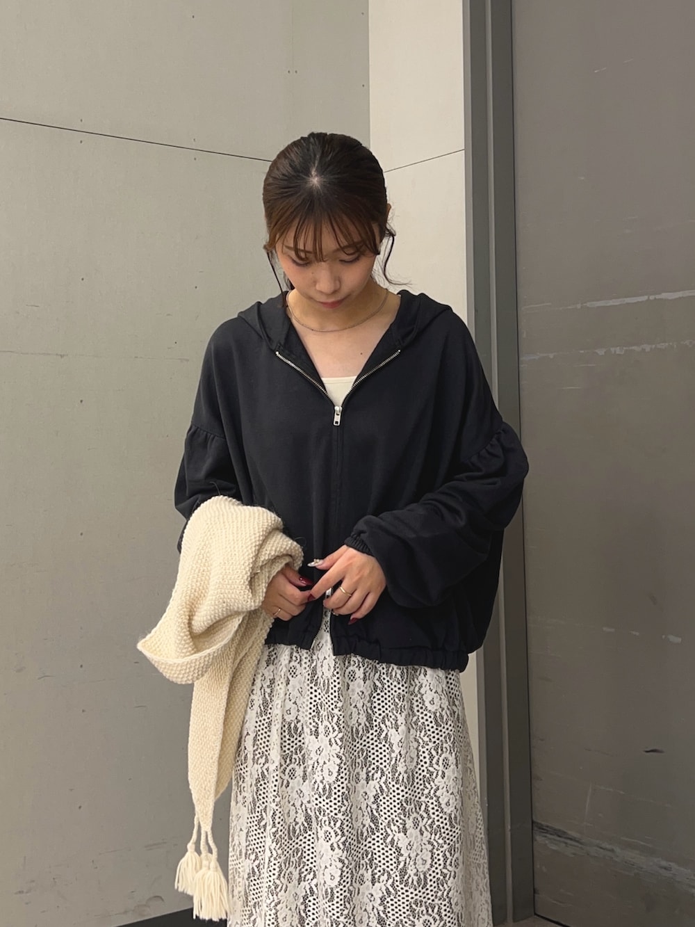 ベージュ系のその他パンツ、ブラック系のその他シューズ、ホワイト系のスカートを着用したレディースの秋コーディネートの5枚目の写真