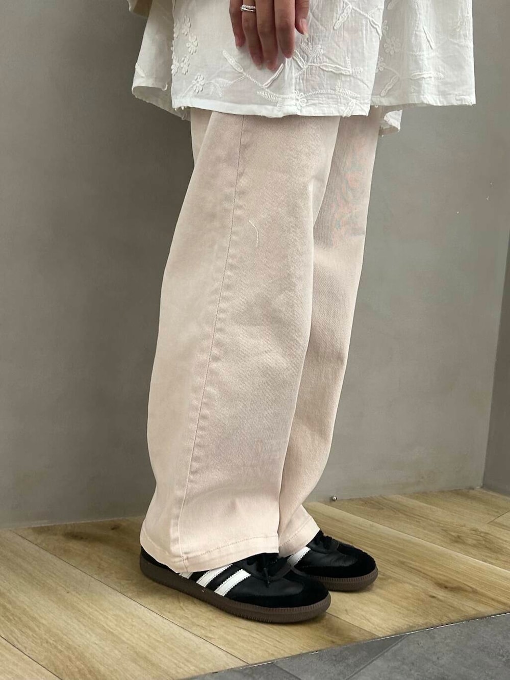 ピンク系のその他パンツ、ホワイト系のキャミソール、ブラック系のキャップを着用したレディースの春コーディネートの5枚目の写真