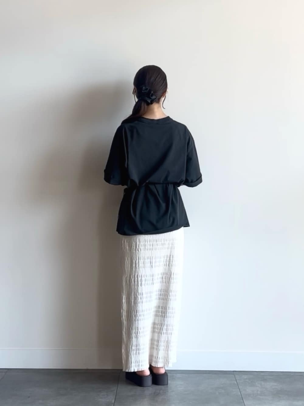 グレー系のTシャツ/カットソー、ホワイト系のスカート、ブラック系のベルトを着用したレディースの夏コーディネートの4枚目の写真