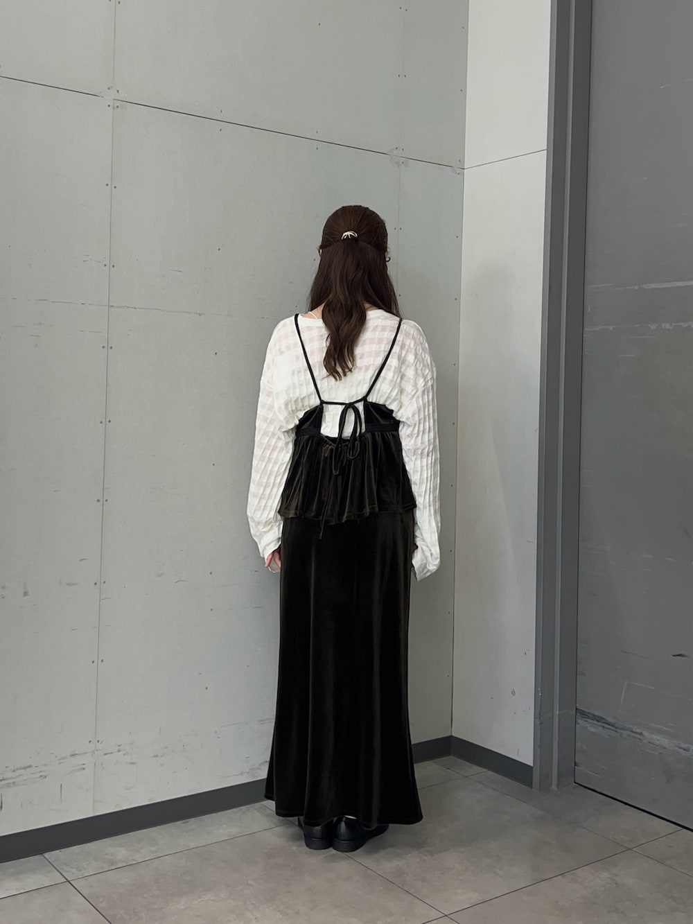 ホワイト系のTシャツ/カットソー、グリーン系のセットアップ、ブラック系のローファーを着用したレディースの秋コーディネートの4枚目の写真