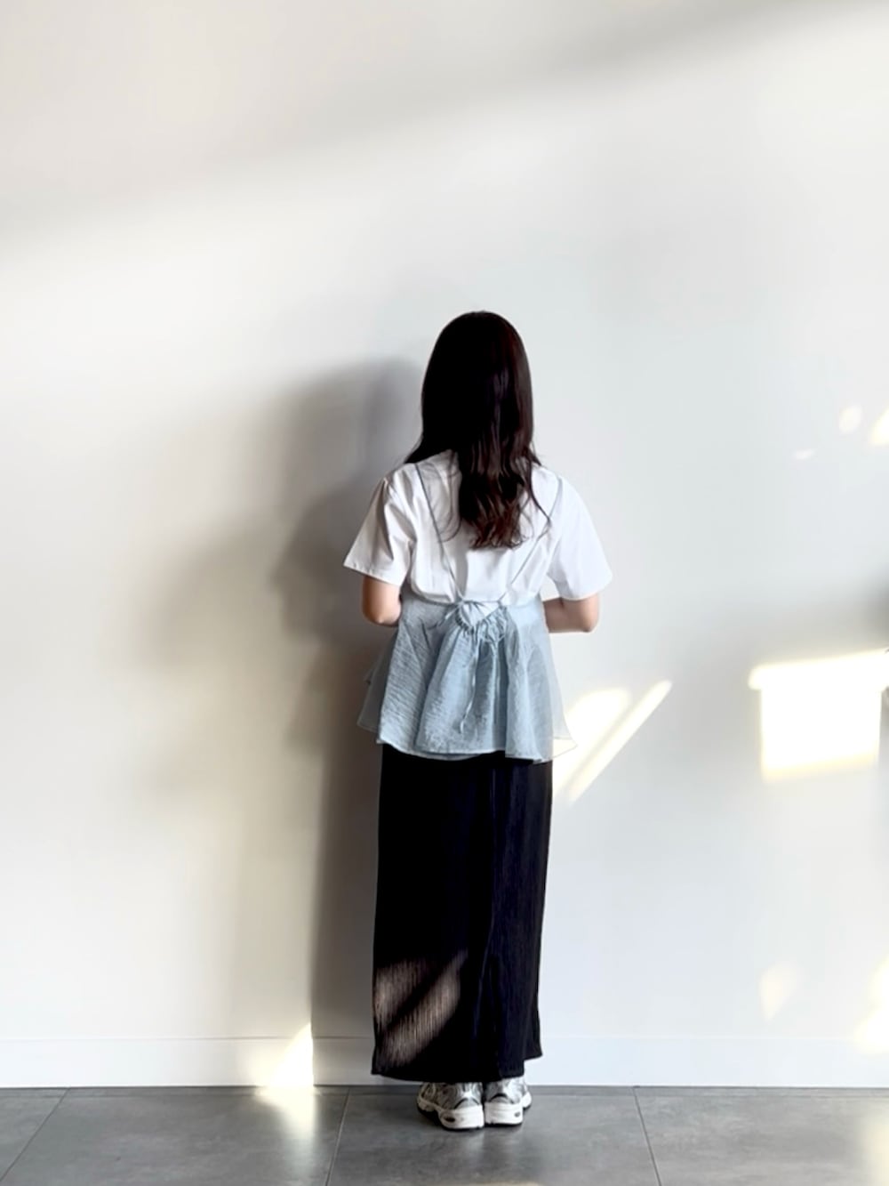 ホワイト系のTシャツ/カットソー、ブルー系のその他トップス、ブラック系のスカートを着用したレディースの夏コーディネートの3枚目の写真