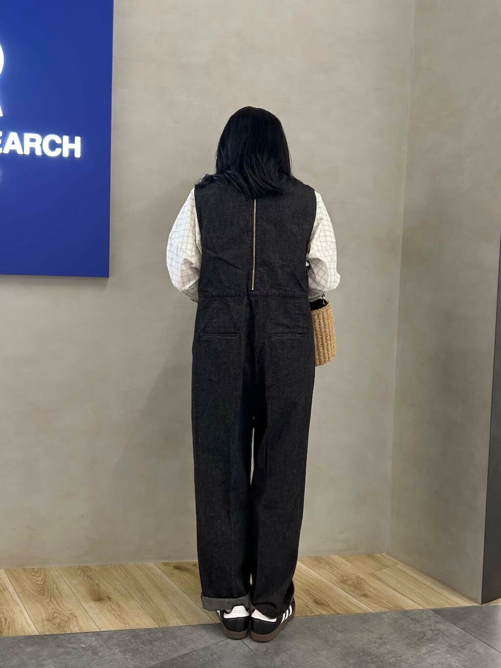 イエロー系のショルダーバッグ、ブラック系のサロペット/オーバーオール、ホワイト系のシャツ/ブラウスを着用したレディースの春コーディネートの3枚目の写真