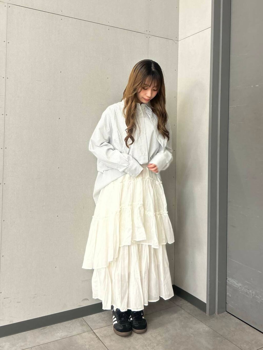ホワイト系のシャツ/ブラウス、ホワイト系のスカートを着用したレディースの春コーディネートの2枚目の写真