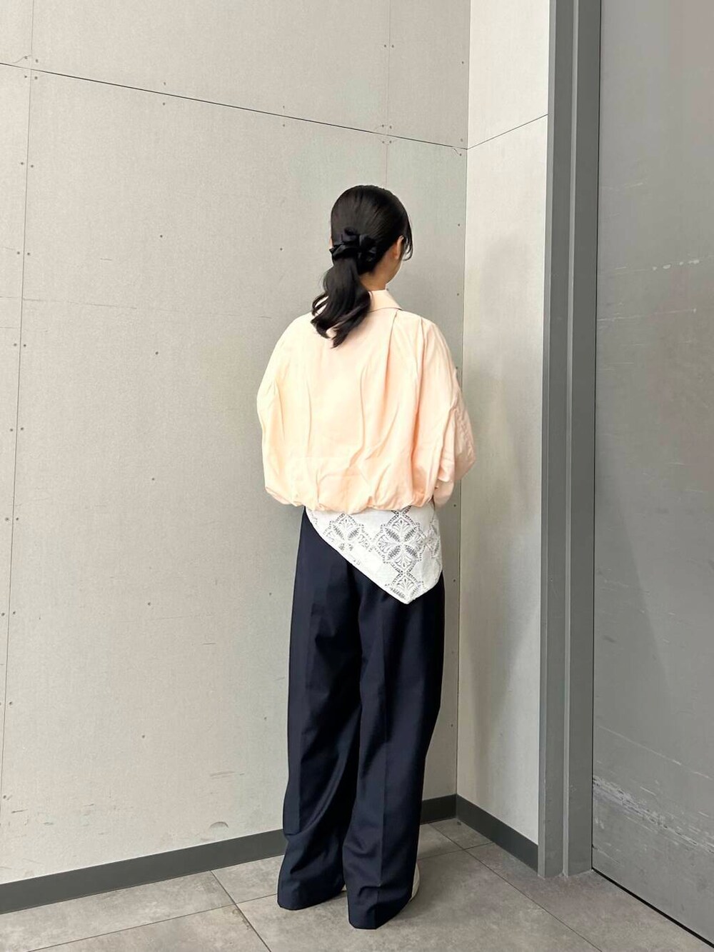 ブルー系のその他パンツ、ピンク系のシャツ/ブラウスを着用したレディースの春コーディネートの3枚目の写真