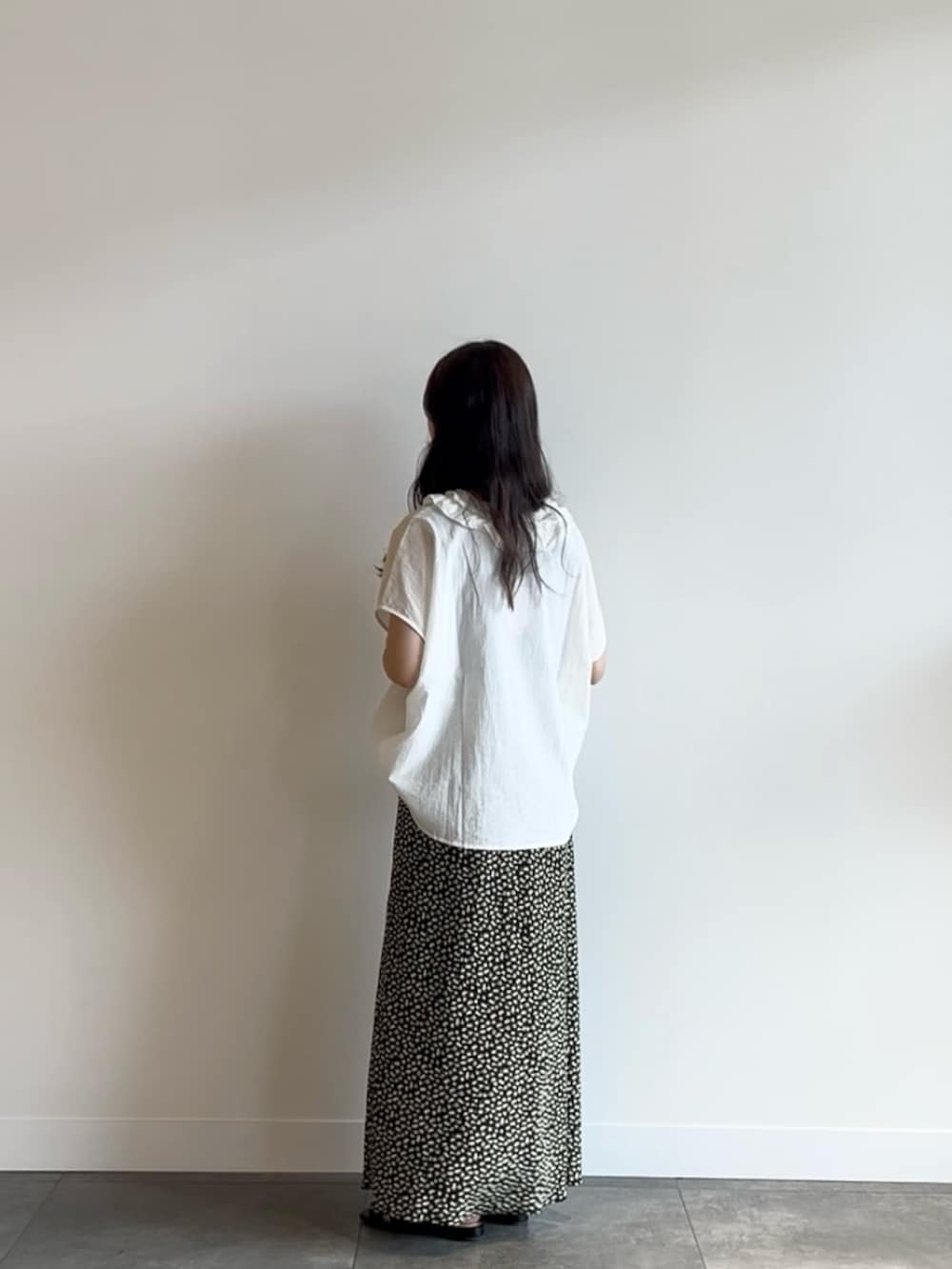 ブラウン系のタンクトップ、ホワイト系のシャツ/ブラウス、ブラック系のサンダルを着用したレディースの夏コーディネートの4枚目の写真
